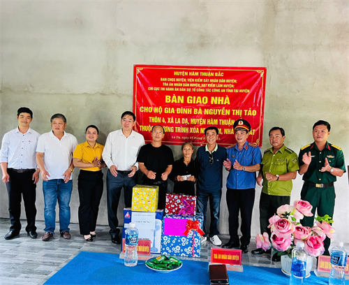 Phối hợp bàn giao nhà cho hộ cận nghèo tại xã La Dạ